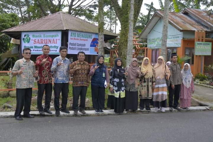 Tim Kementrian LH poto bareng usai lakukan verifikasi kampung iklim di kecamatan Padang Panjang Timur, Kamis (10/8/2023).